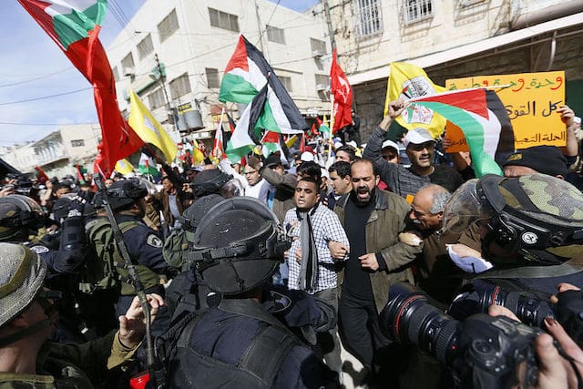 المقال - المجتمع المدني في فلسطين: مناورة بين الضغوط الدولية والسلطة الاستبدادية