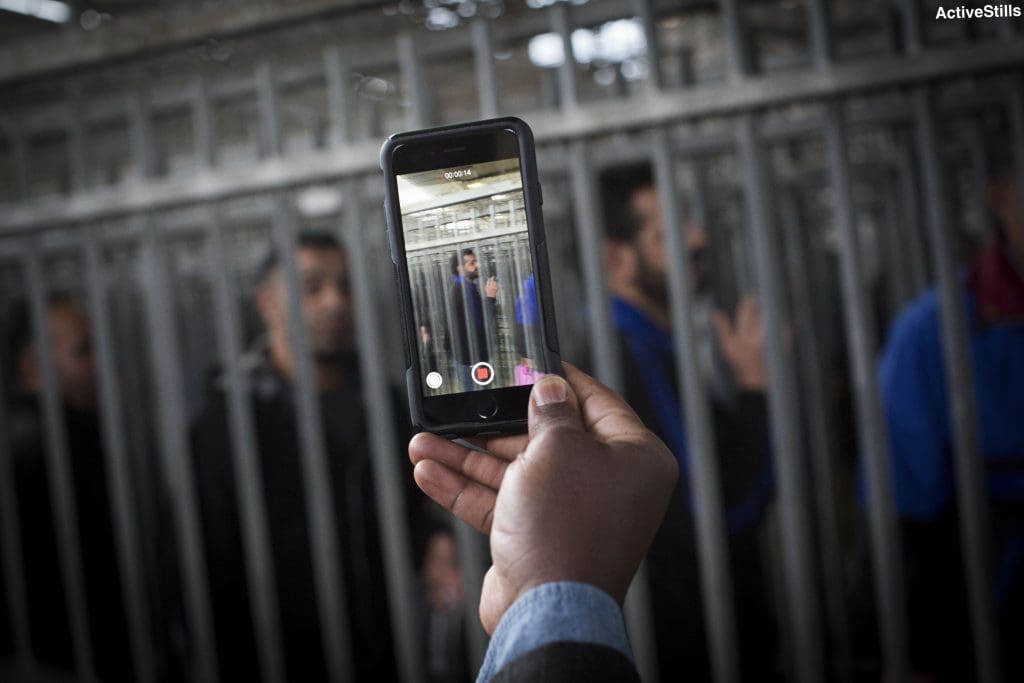 مقال - تكنولوجيا المعلومات والاتصالات في فلسطين: تحدي ديناميكيات القوة والقيود