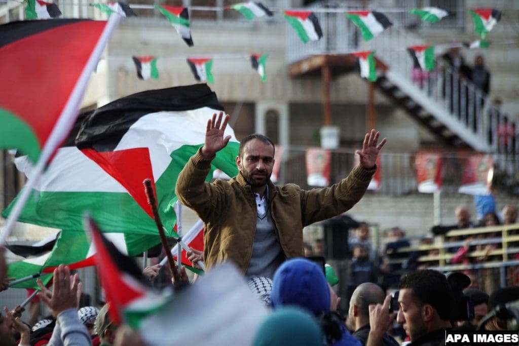 مقال - كيف يواجه الإضراب الفلسطيني عن الطعام احتكار إسرائيل للعنف